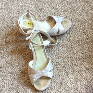 I am selling a cute stiletto high hills for girls.